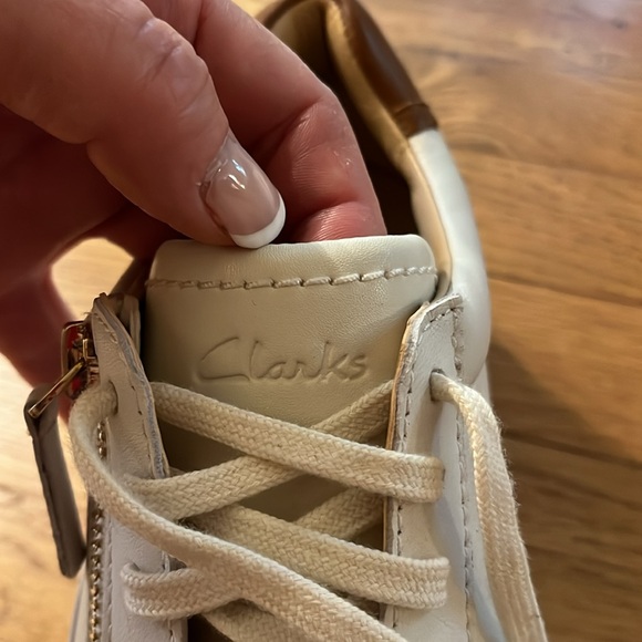Clark’s white leather zip. Tivoli. SZ. 8 1/2 M. New. No box No tags. - Picture 6 of 10